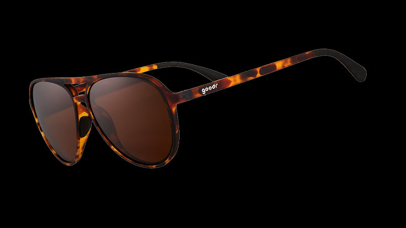 Vue de trois quarts d'angle de lunettes de soleil aviateur en écaille marron avec des verres non réfléchissants marron sur fond blanc.