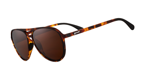 Vue de trois quarts d'angle de lunettes de soleil aviateur en écaille marron avec des verres non réfléchissants marron sur fond blanc.