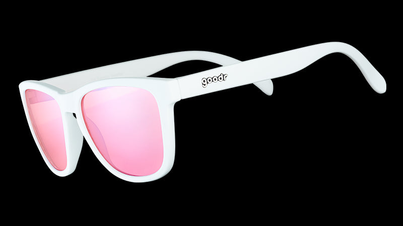 Vista di tre quarti di occhiali da sole bianchi di forma quadrata con lenti rosa non riflettenti.