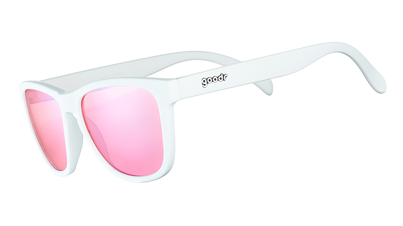 Dreiviertelansicht einer quadratischen weißen Sonnenbrille mit nicht entspiegelten, roséfarbenen Gläsern.