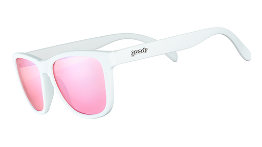 Driekwartaanzicht van een vierkante witte zonnebril met niet-reflecterende roze getinte glazen.