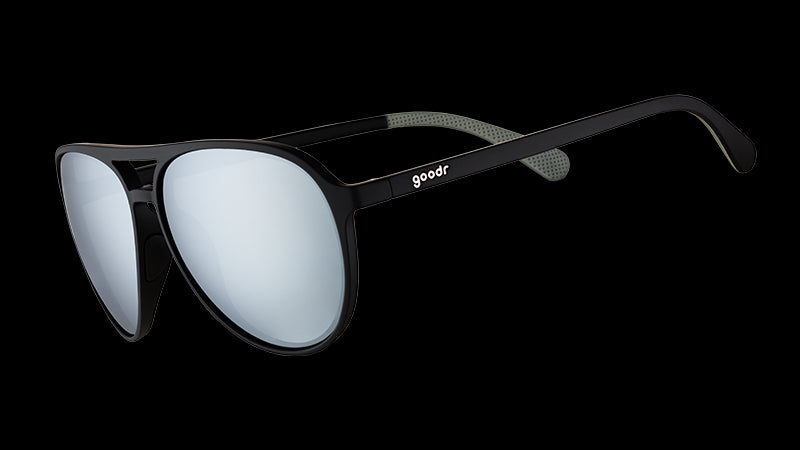 Vista di tre quarti di occhiali da sole da aviatore con montatura nera e lenti cromate riflettenti su sfondo bianco.