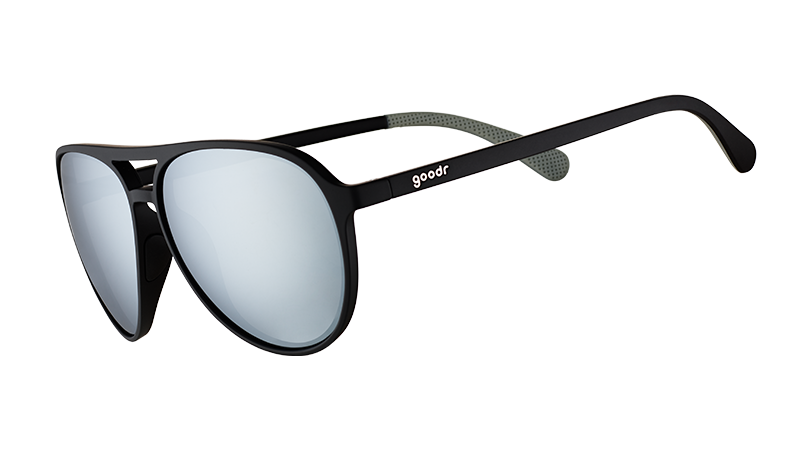 Vue de trois quarts d'angle de lunettes de soleil d'aviateur avec des montures noires et des verres chromés réfléchissants sur un fond blanc.