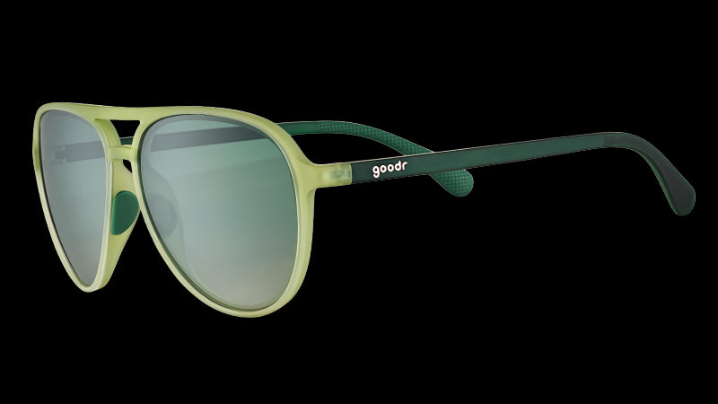 Vista di tre quarti di occhiali da sole da aviatore traslucidi verde cadetto con lenti verdi sfumate e stanghette verde scuro.