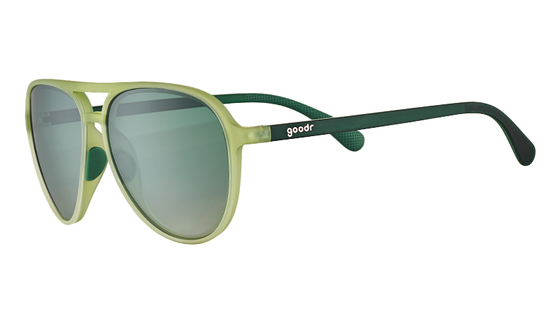 Dreiviertelansicht einer kadettgrünen, durchsichtigen Piloten-Sonnenbrille mit grünen Verlaufsgläsern und dunkelgrünen Bügeln.
