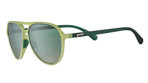Vista di tre quarti di occhiali da sole da aviatore traslucidi verde cadetto con lenti verdi sfumate e stanghette verde scuro.