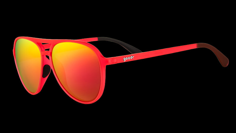 Vista di tre quarti di occhiali da sole da aviatore rossi con lenti specchiate rosso brillante e impugnature interne in silicone nero per naso e orecchie.