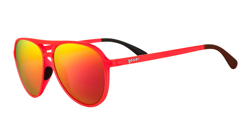 Vista di tre quarti di occhiali da sole da aviatore rossi con lenti specchiate rosso brillante e impugnature interne in silicone nero per naso e orecchie.
