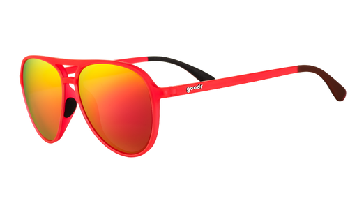Vista en ángulo de tres cuartos de unas gafas de sol de aviador rojas con cristales espejados de color rojo brillante y patillas interiores de silicona negra para nariz y orejas.