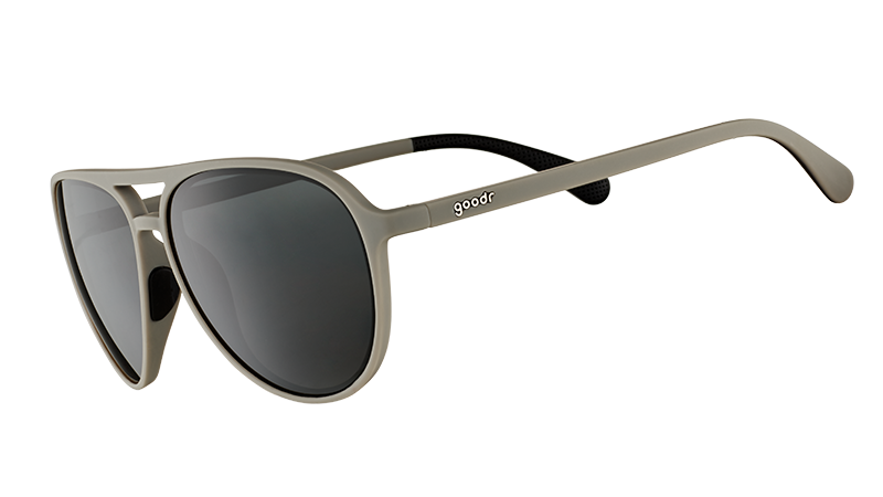 Vista di tre quarti di occhiali da sole aviator grigio opaco con lenti nere non riflettenti su sfondo bianco.