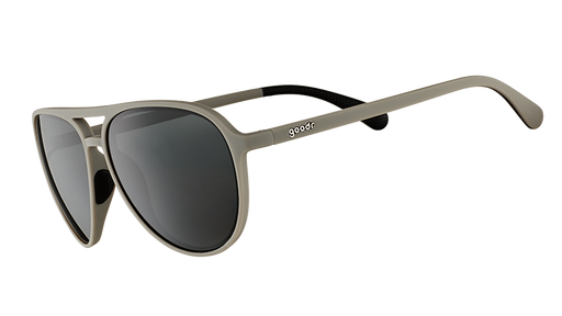 Vista di tre quarti di occhiali da sole aviator grigio opaco con lenti nere non riflettenti su sfondo bianco.