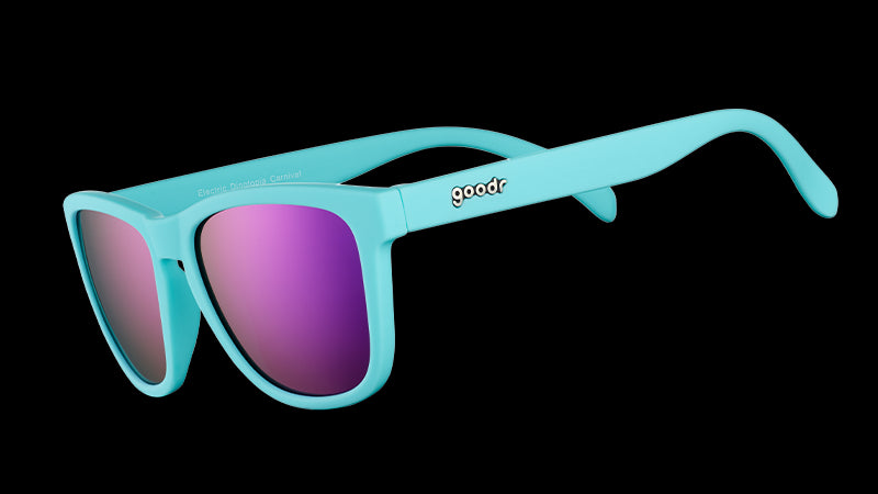 Vue de trois quarts d'angle de lunettes de soleil bleues avec des verres réfléchissants violets polarisés.