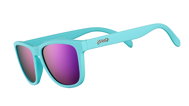 Vista en ángulo de tres cuartos de unas gafas de sol azul bebé con cristales polarizados morados reflectantes.