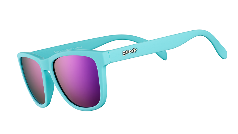 Vista de tres cuartos de unas gafas de sol azul claro con lentes polarizadas de color morado reflectante.