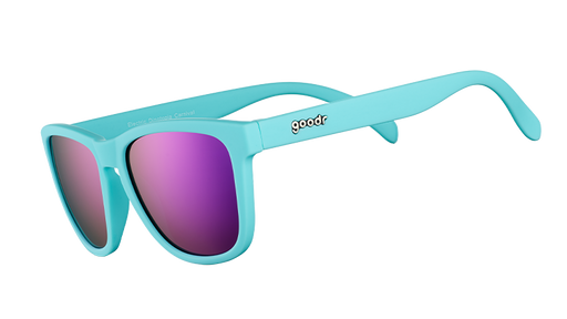 Dreiviertelansicht einer babyblauen Sonnenbrille mit polarisierten, violett verspiegelten Gläsern.