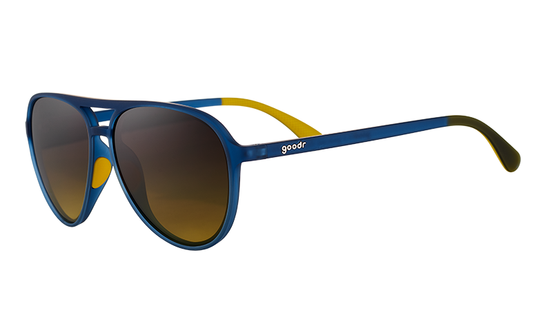 Driekwartaanzicht van een marineblauwe pilotenzonnebril met donker amberkleurige glazen.