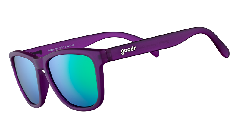 Dreiviertelansicht einer quadratischen Sonnenbrille mit violettem Rahmen und reflektierenden grünen polarisierten Gläsern.