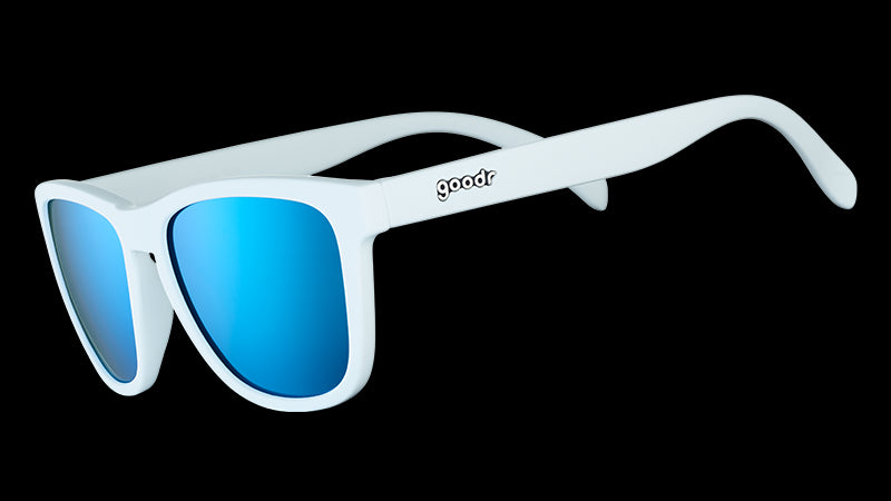 Dreiviertelansicht einer weißen Sonnenbrille mit quadratischem Rahmen und blau verspiegelten, polarisierten Gläsern.