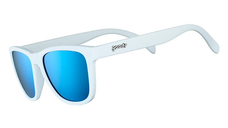 Vista en ángulo de tres cuartos de unas gafas de sol blancas de montura cuadrada con cristales polarizados reflectantes azules.