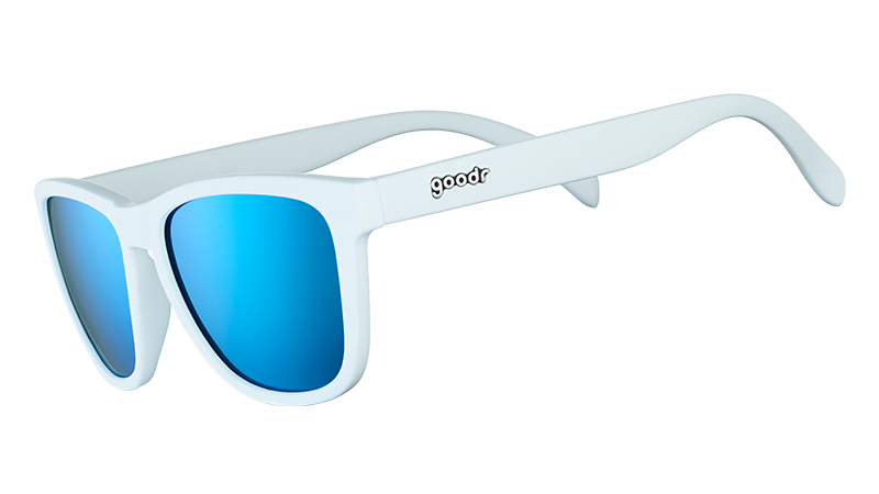 Dreiviertelansicht einer weißen Sonnenbrille mit eckigem Rahmen und blau verspiegelten, polarisierten Gläsern.