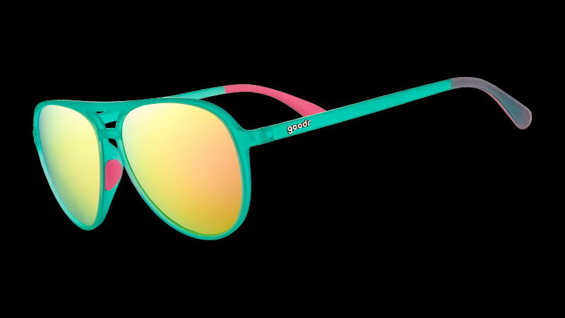 Driekwartaanzicht van een groenblauwe pilotenzonnebril met warmroze siliconen handvatten aan de binnenkant en gepolariseerde roze reflecterende glazen.