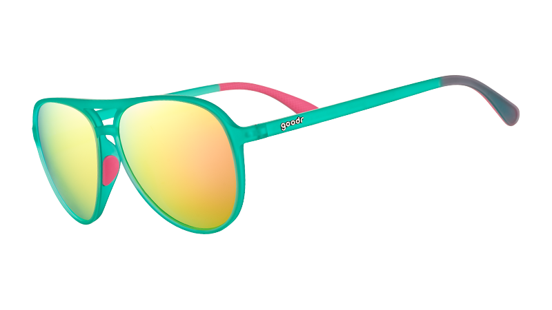 Vista di tre quarti di occhiali da sole aviator verde acqua con impugnature interne in silicone rosa caldo e lenti polarizzate rosa riflettenti.