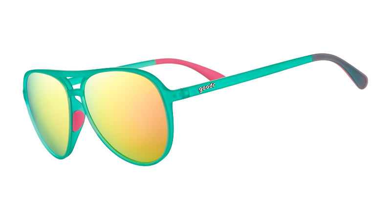 Vue de trois quarts de lunettes de soleil aviateur bleu sarcelle, dotées de plaquettes intérieures en silicone rose vif et de verres polarisés roses réfléchissants.