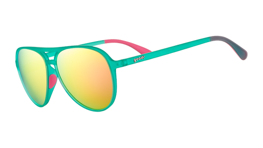 Vista en ángulo de tres cuartos de unas gafas de sol de aviador de color verde azulado con empuñaduras interiores de silicona de color rosa intenso y lentes polarizadas reflectantes de color rosa.