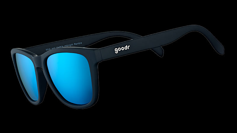 Dreiviertelansicht einer quadratischen schwarzen Sonnenbrille mit polarisierten, reflektierenden blauen Gläsern.