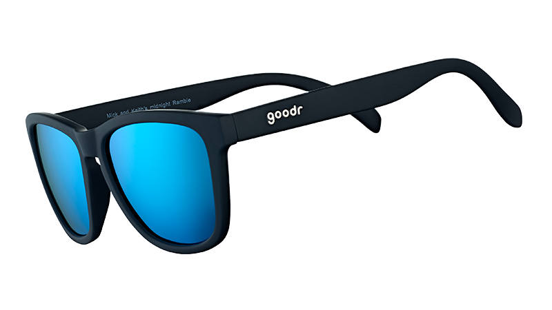 Dreiviertelansicht einer quadratischen schwarzen Sonnenbrille mit polarisierten, blau verspiegelten Gläsern.