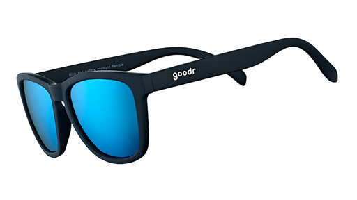 Vue de trois quarts d'angle de lunettes de soleil noires de forme carrée avec des verres bleus polarisants et réfléchissants.
