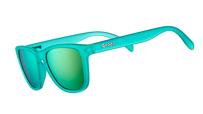 Driekwartaanzicht van een vierkante groenblauwe zonnebril met groenblauwe reflecterende gepolariseerde glazen.