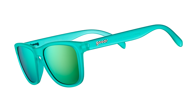 Dreiviertelansicht einer quadratischen, blaugrünen Sonnenbrille mit blaugrünen, verspiegelten Polarisationsgläsern.