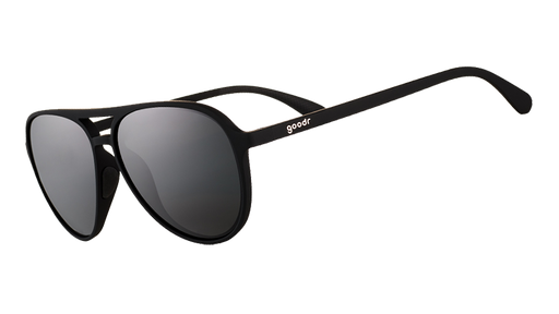 Vista di tre quarti di occhiali da sole aviator neri con lenti nere non riflettenti.