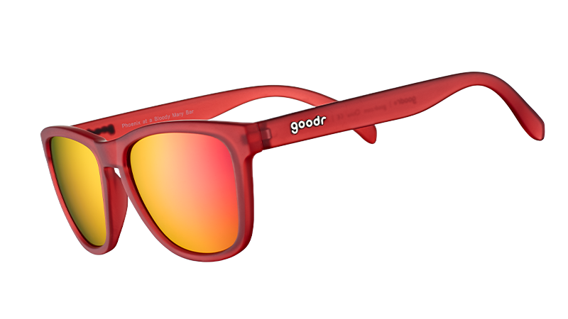 Driekwartaanzicht van een vierkante zonnebril met een rood doorschijnend montuur en rode reflecterende glazen.