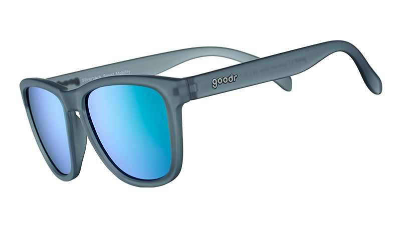 Dreiviertelansicht einer quadratischen Sonnenbrille mit grauem, durchscheinendem Rahmen und grünen, verspiegelten Gläsern.