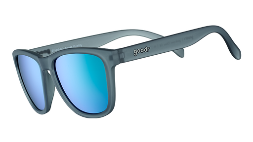 Dreiviertelansicht einer quadratischen Sonnenbrille mit grauem, durchscheinendem Rahmen und grünen, reflektierenden Gläsern.