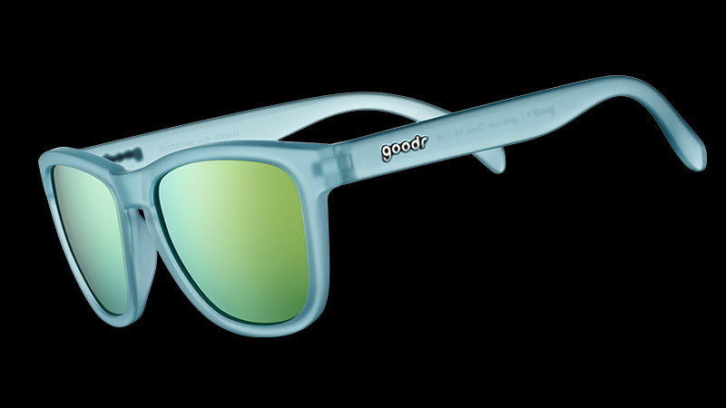 Vista di tre quarti di occhiali da sole di forma quadrata con montatura traslucida blu chiaro e lenti riflettenti dorate.