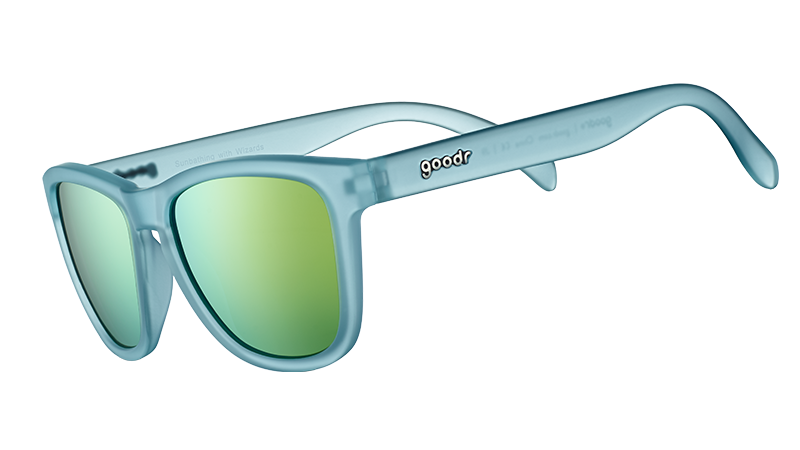 Vue de trois quarts d'angle de lunettes de soleil de forme carrée avec des montures translucides bleu clair et des verres réfléchissants dorés.