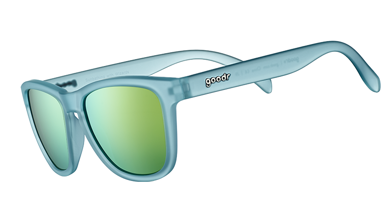 Dreiviertelansicht einer quadratischen Sonnenbrille mit hellblauem, durchscheinendem Rahmen und goldfarbenen, verspiegelten Gläsern.