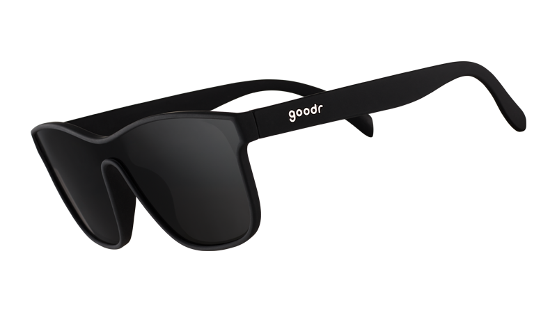 Vista di tre quarti di un occhiale da sole nero dall'aspetto futuristico con una lente piatta nera non riflettente.