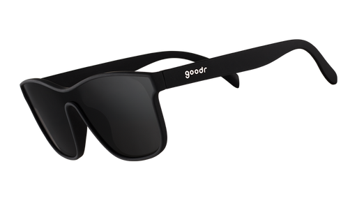 Driekwartaanzicht van een futuristisch uitziende zwarte zonnebril met een niet-reflecterende zwarte platte enkele lens.
