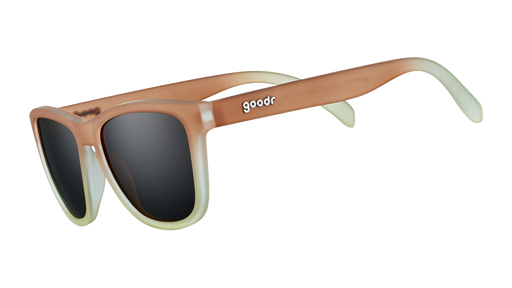 Vista di tre quarti di occhiali da sole di forma quadrata con montatura sfumata dal marrone al bianco e lenti marroni non riflettenti.