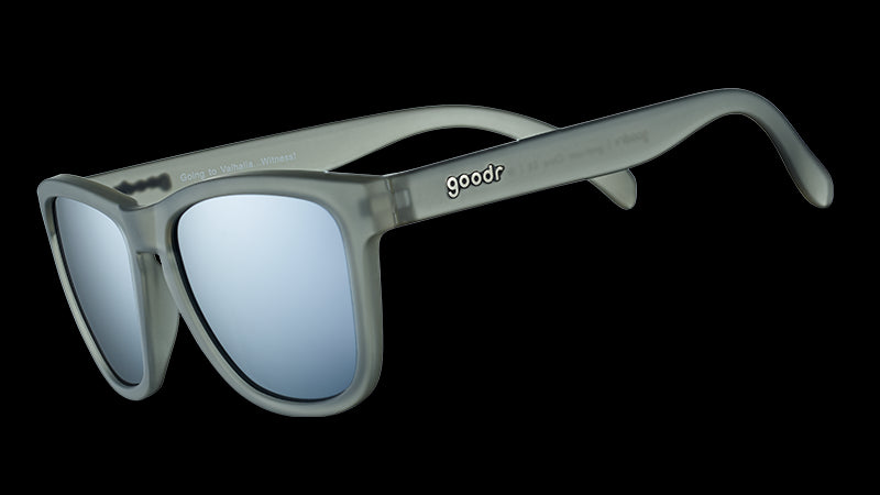 Vista di tre quarti di occhiali da sole grigi di forma quadrata con lenti grigie polarizzate.