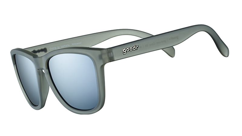 Dreiviertelansicht einer quadratischen grauen Sonnenbrille mit polarisierten grauen Gläsern.