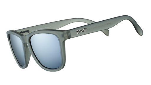 Dreiviertelansicht einer quadratischen grauen Sonnenbrille mit polarisierten grauen Gläsern.