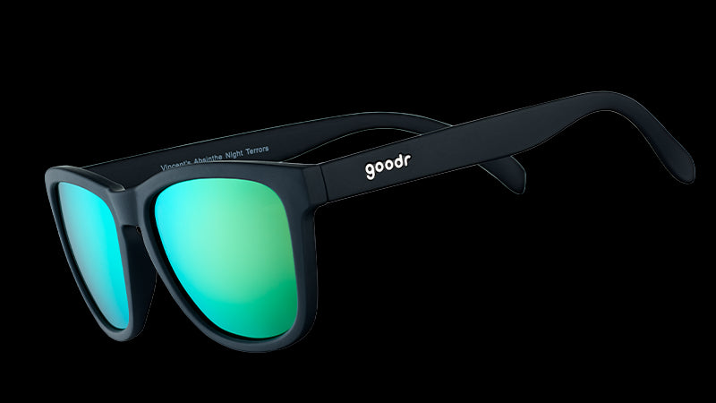 Driekwartaanzicht van een vierkante zwarte zonnebril met spiegelende groene glazen.