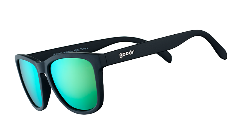 Vista di tre quarti di occhiali da sole neri di forma quadrata con lenti verdi a specchio.