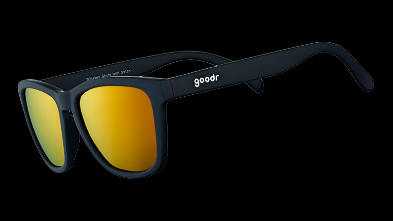 Dreiviertelansicht einer quadratischen schwarzen Sonnenbrille mit verspiegelten bernsteinfarbenen Gläsern.