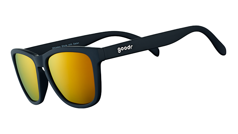 Vista di tre quarti di occhiali da sole neri di forma quadrata con lenti ambrate a specchio.